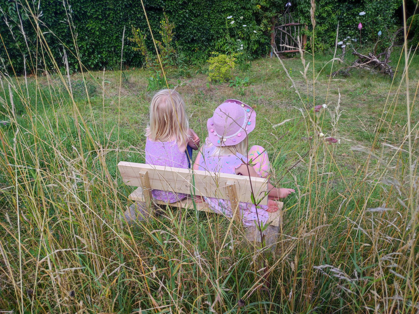 Nachhaltige Kinderbank – Handgefertigt aus massivem Robinienholz